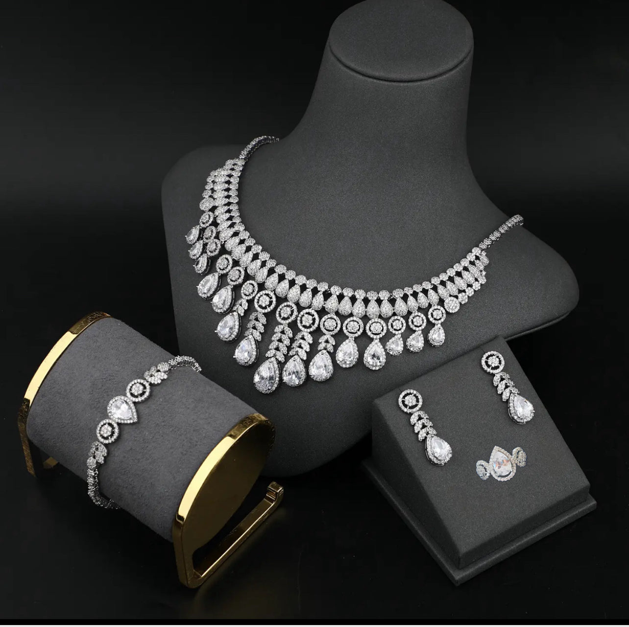 Gorgeous jewellery set